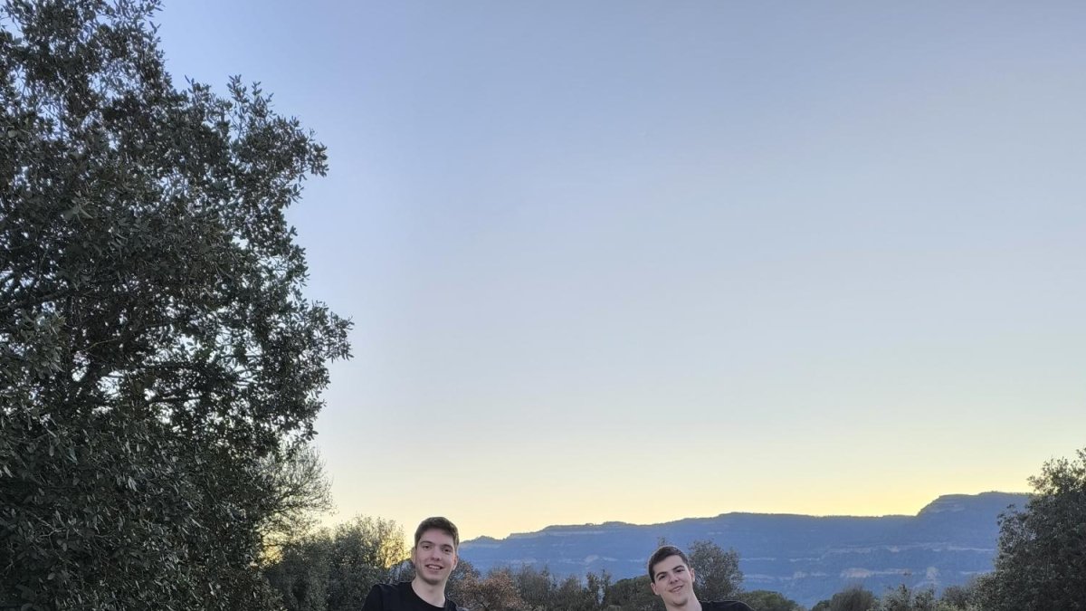 Els dos conductors al cotxe.