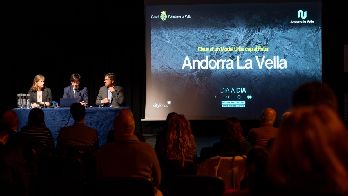 El cònsol major, Sergi Gonzalez, amb Ignacio Alcalde i Gracia Cid, que assessoren el comú sobre el pla d'urbanisme