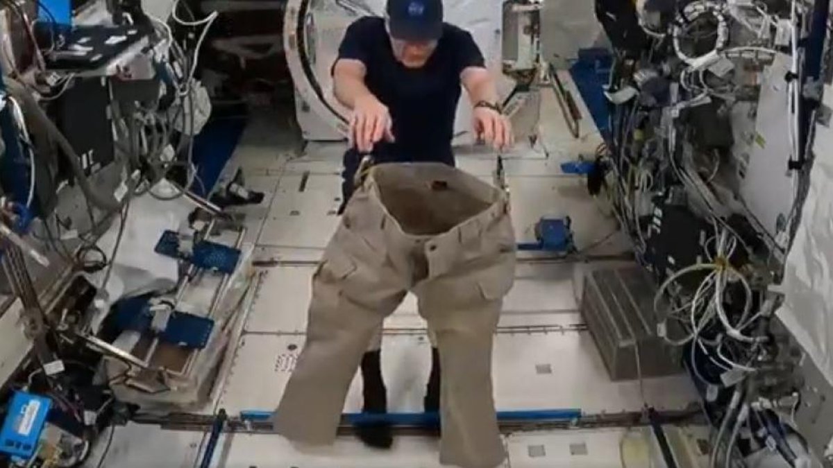 Astronauta es posa els pantalons