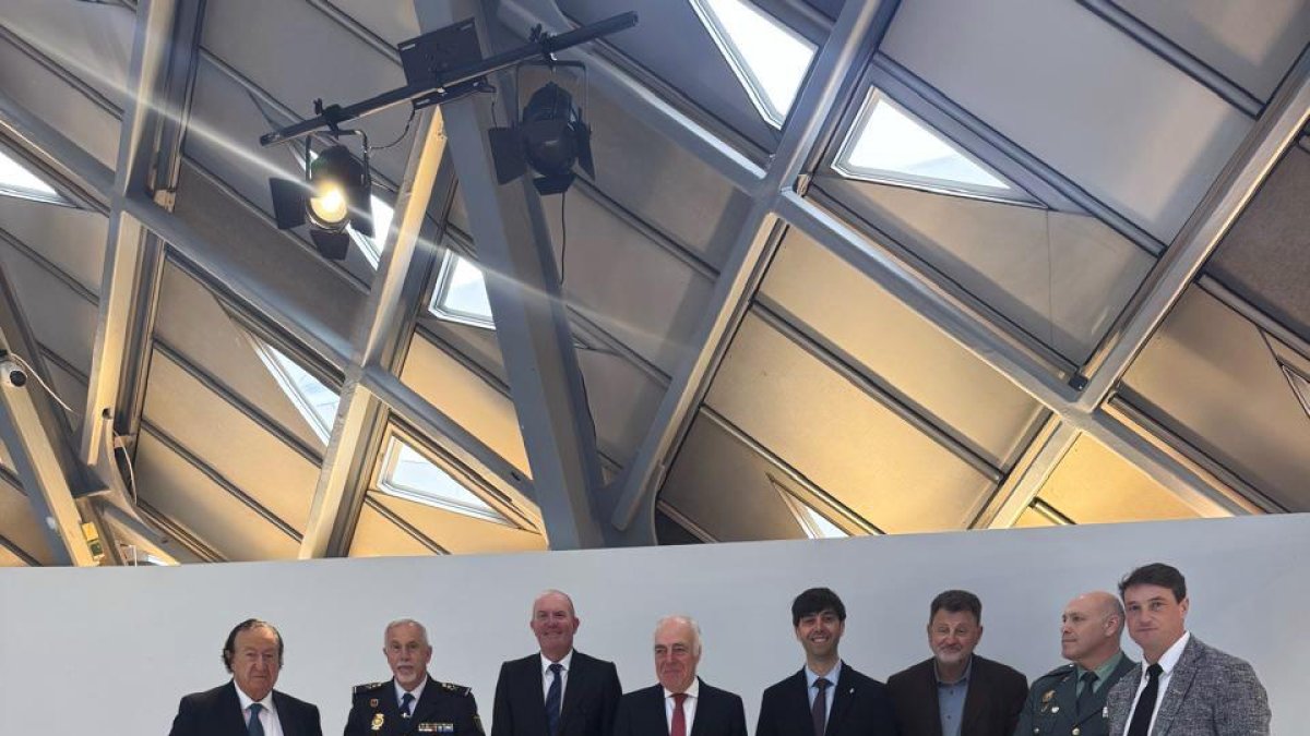 Sergi González i la delegació del comú de la capital amb les autoritats de Saragossa on han signat el conveni