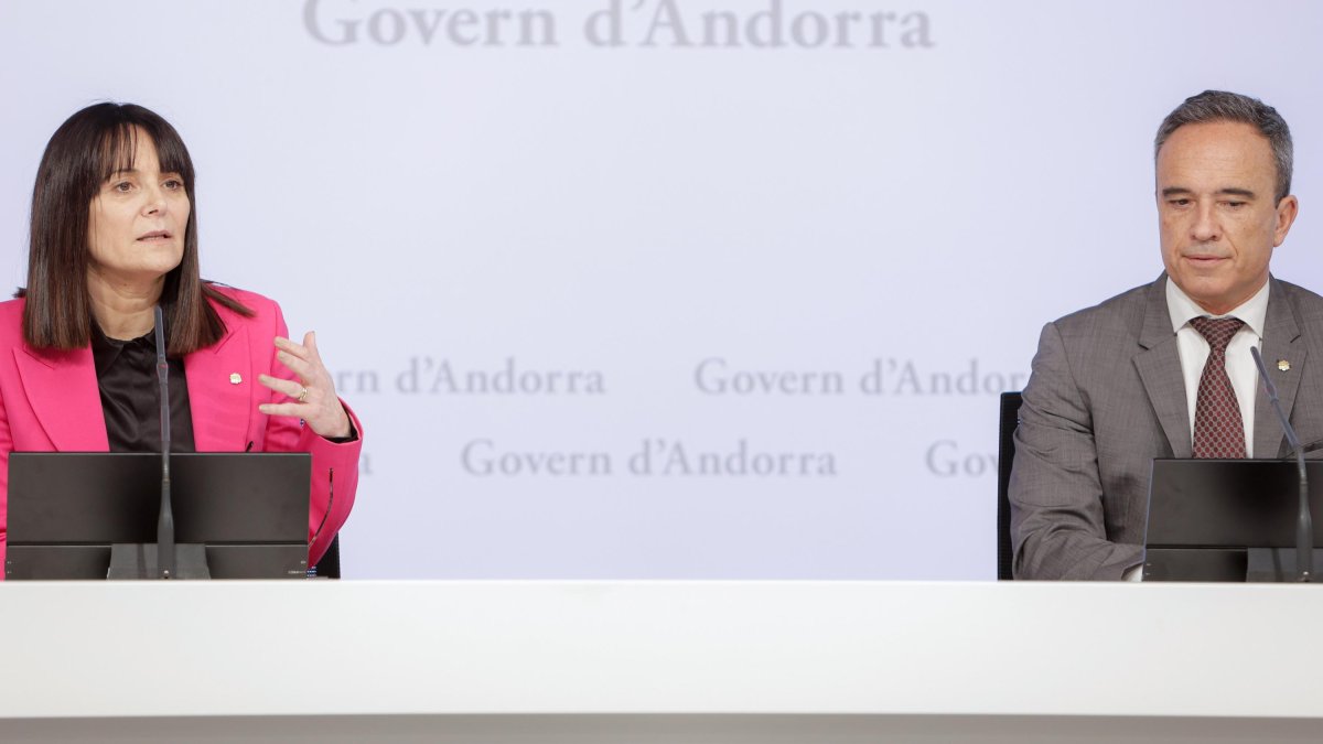 La ministra Mònica Bonell i el secretari d’Estat, Alain Cabanes, ahir a l’edifici administratiu.