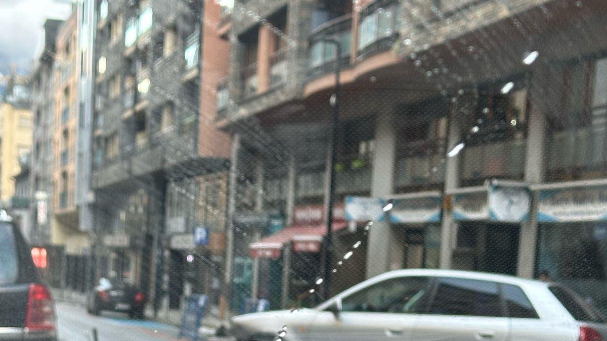 La moto al terra per la topada amb el cotxe a Dr. Mitjavila aquest matí