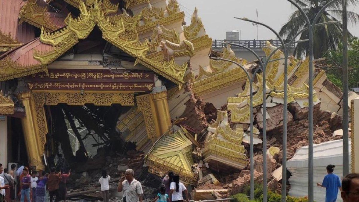 Un temple budista destrossat pel terratrèmol a Myanmar