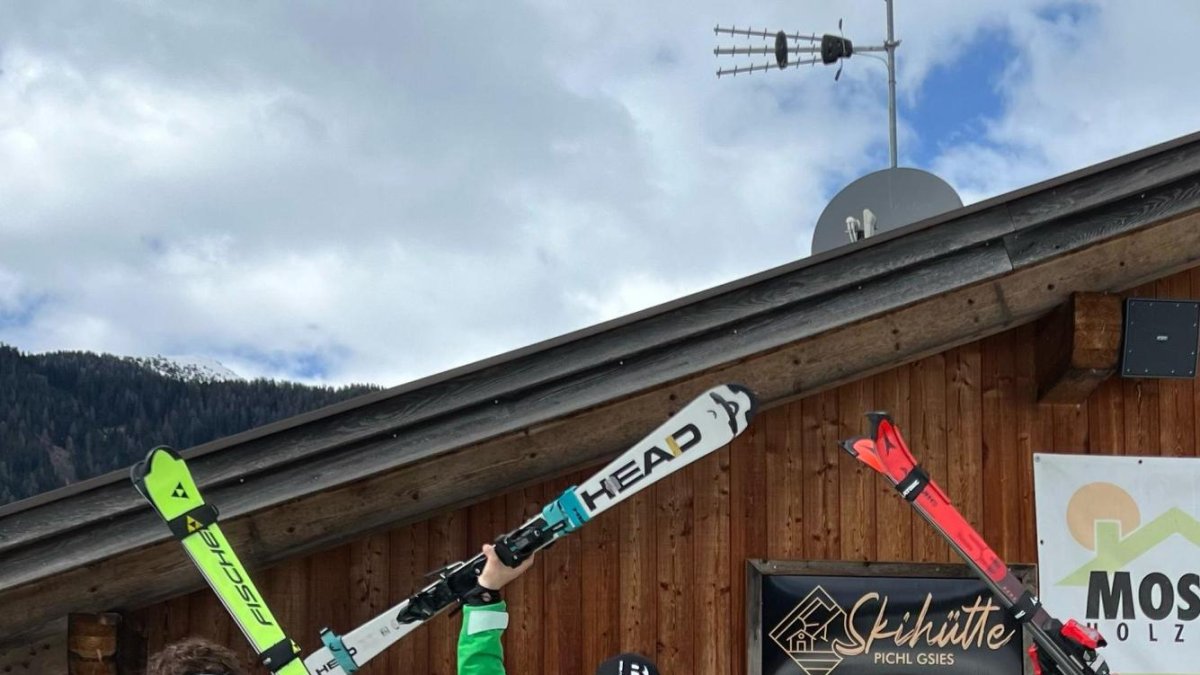 Bartumeu Gabriel, al centre, celebra el triomf.