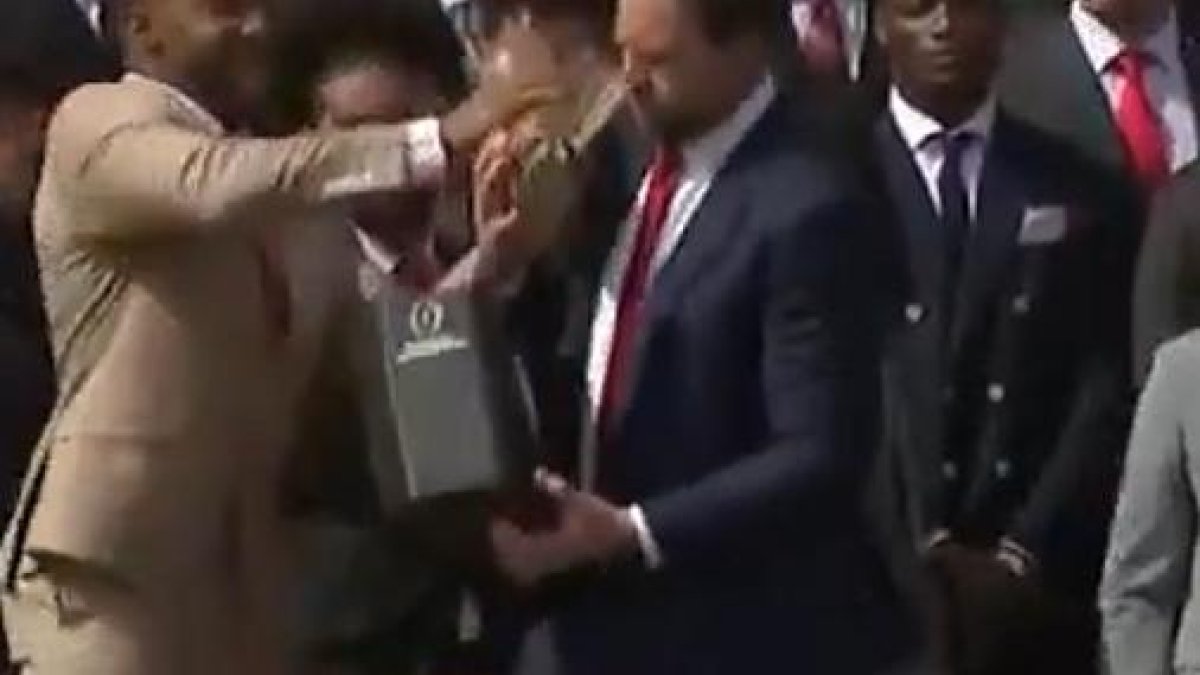 JD Vance trenca trofeu