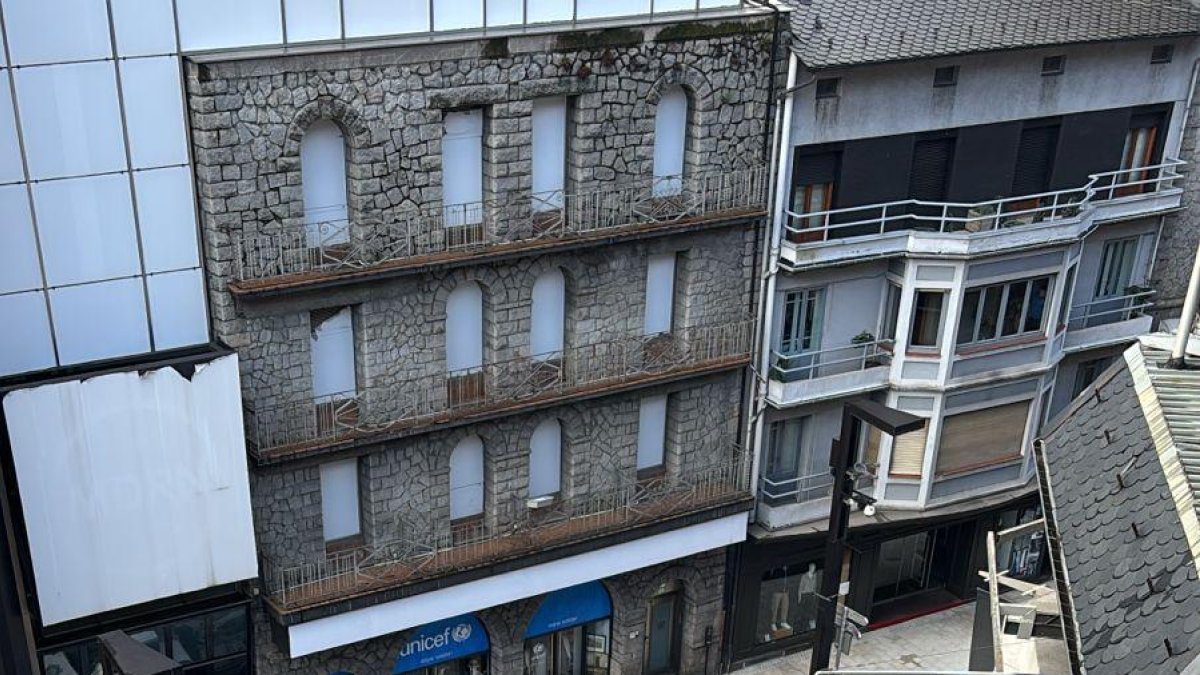 Els serveis d'emergència atenen el vianant atropellat a l'avinguda Meritxell