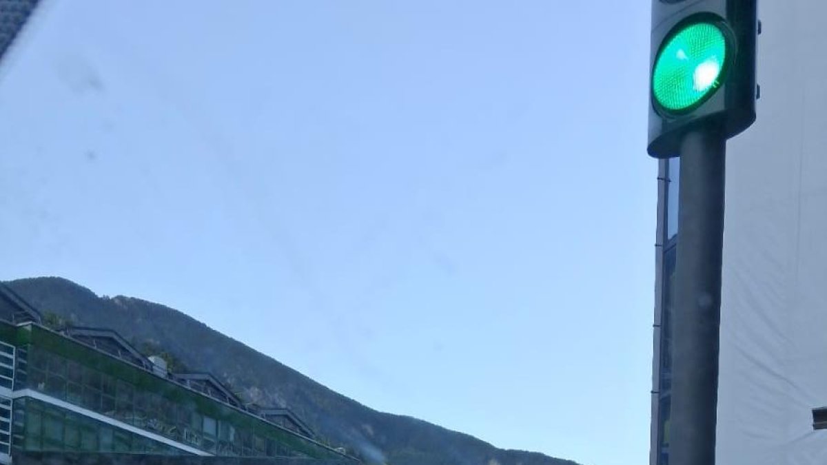 El bus de transport urbà ha topat contra un turisme a la zona de la rotonda de la capital