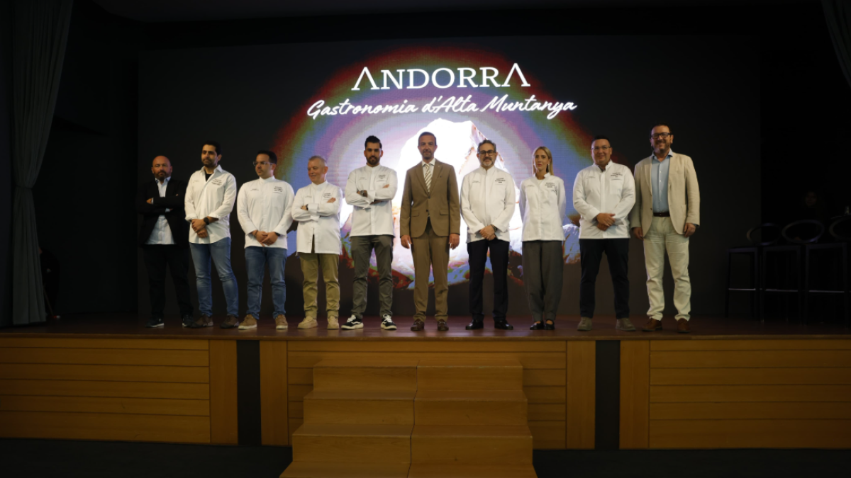 El ministre Jordi Torres acompanyat dels ambaixadors de la gastronomia andorrana en la presentació del pla gastronòmic.