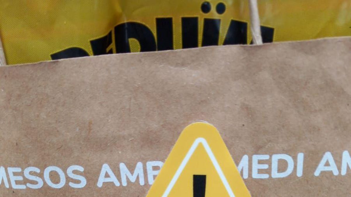 Les enganxines que es posen sobre els residus mal llençats.