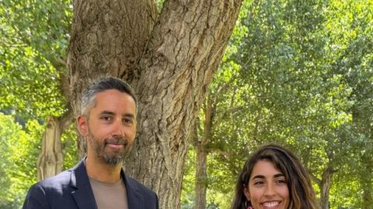 El conseller de Promoció Turística i Comercial del comú de Canillo, Àlex Kinchella, i la representant de l'organitzador Regadera Foodie, Andrea Regadera, amb el cartell de l'esdeveniment.