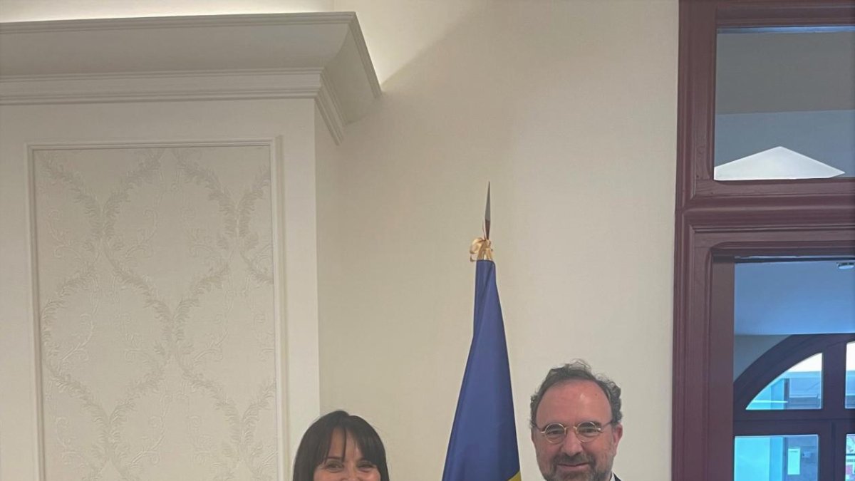 La ministra de Cultura, Joventut i Esports, Mònica Bonell, amb el rector de la Universitat d'Andorra, Juli Minoves, en la signatura del memoràndum d'entesa.