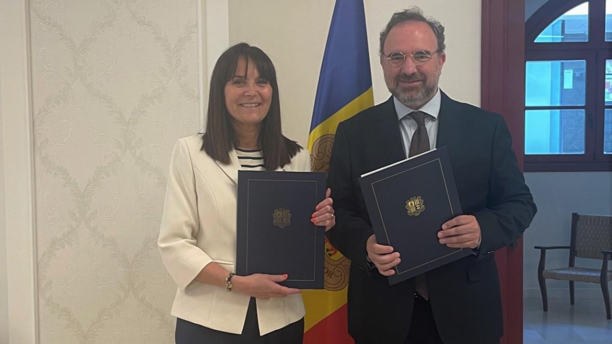 La ministra de Cultura, Joventut i Esports, Mònica Bonell, amb el rector de la Universitat d'Andorra, Juli Minoves, en la signatura del memoràndum d'entesa.