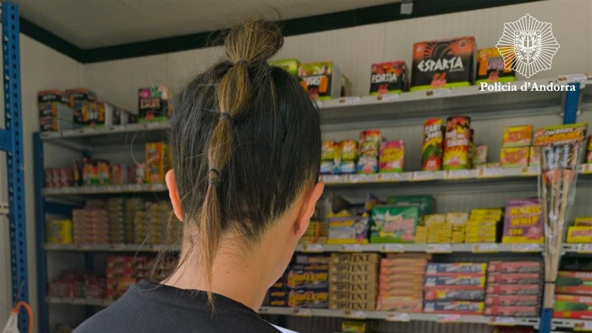 Una agent de la policia inspeccionant un lloc de venda de petards.