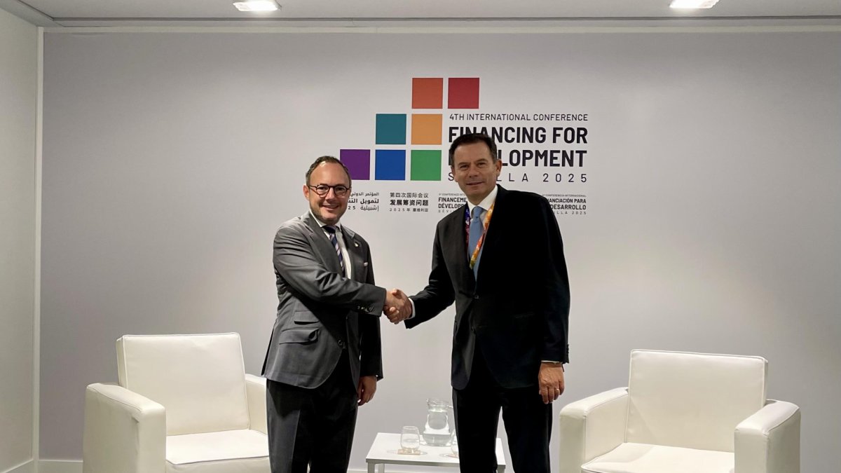 Xavier Espot i el primer ministre de Portugal, Luís Montenegro, a la IV Conferència sobre el Desenvolupament de Finançament de l'ONU