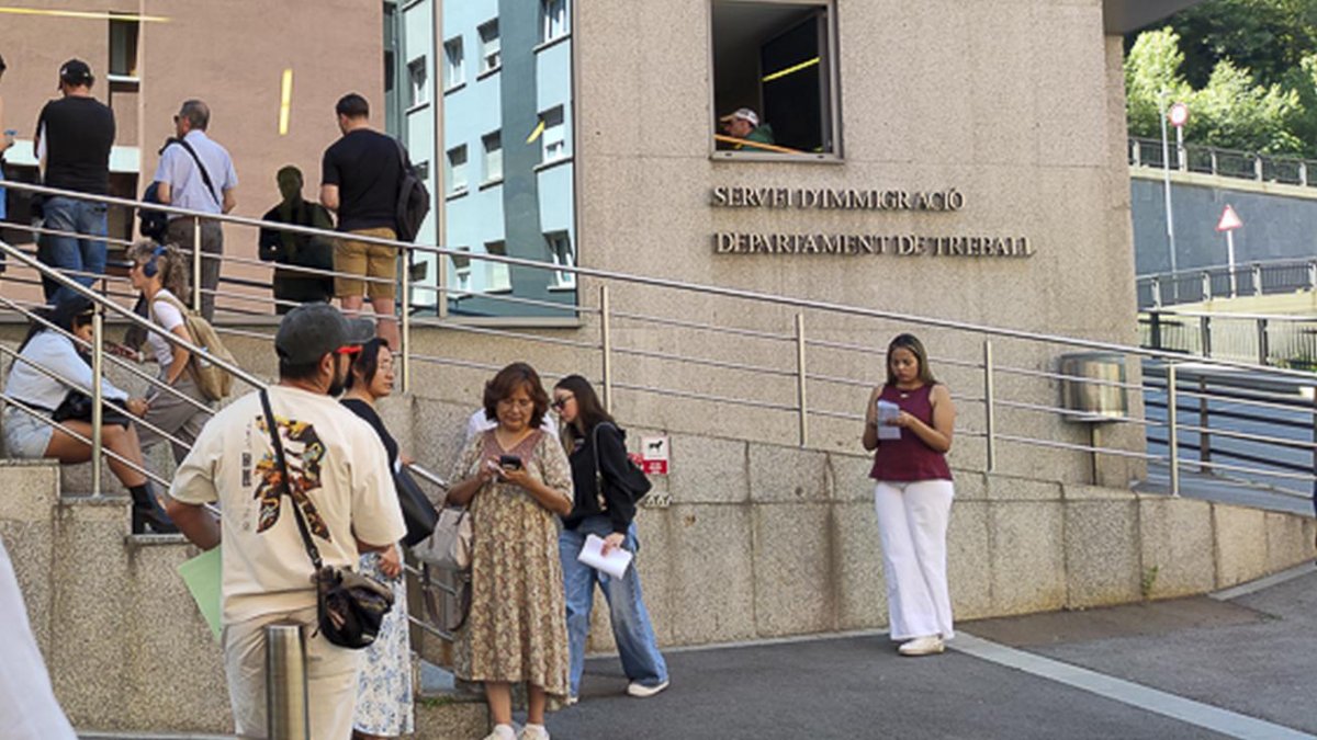 Cues per fer tràmits a Immigració durant el mes d'agost.