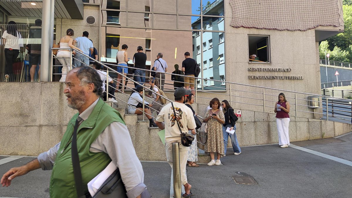 Cues per fer tràmits a Immigració la setmana passada