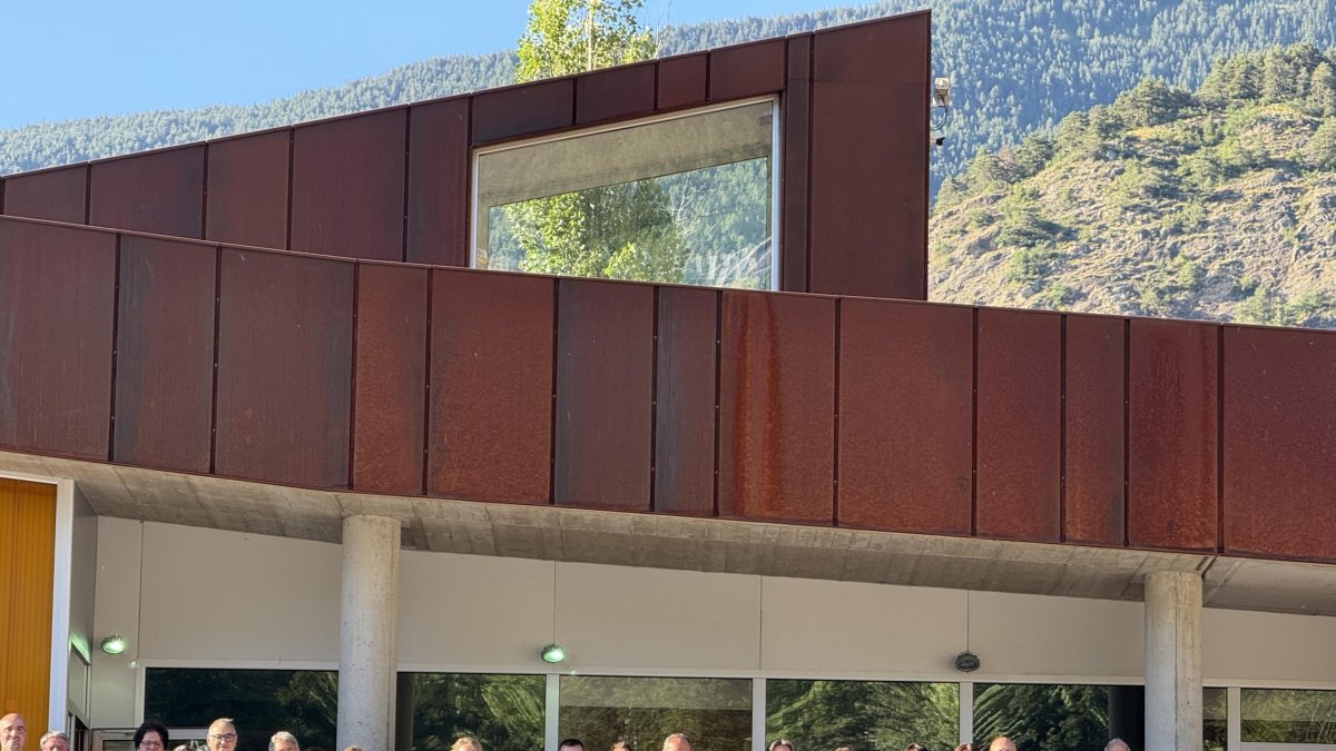 Fotografia de família a l’exterior del Centre de Tecnificació.