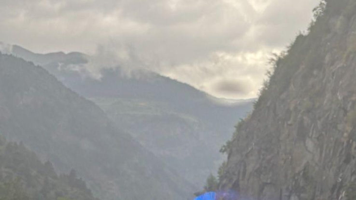 El vehicle accidentat a la sortida d'Encamp.