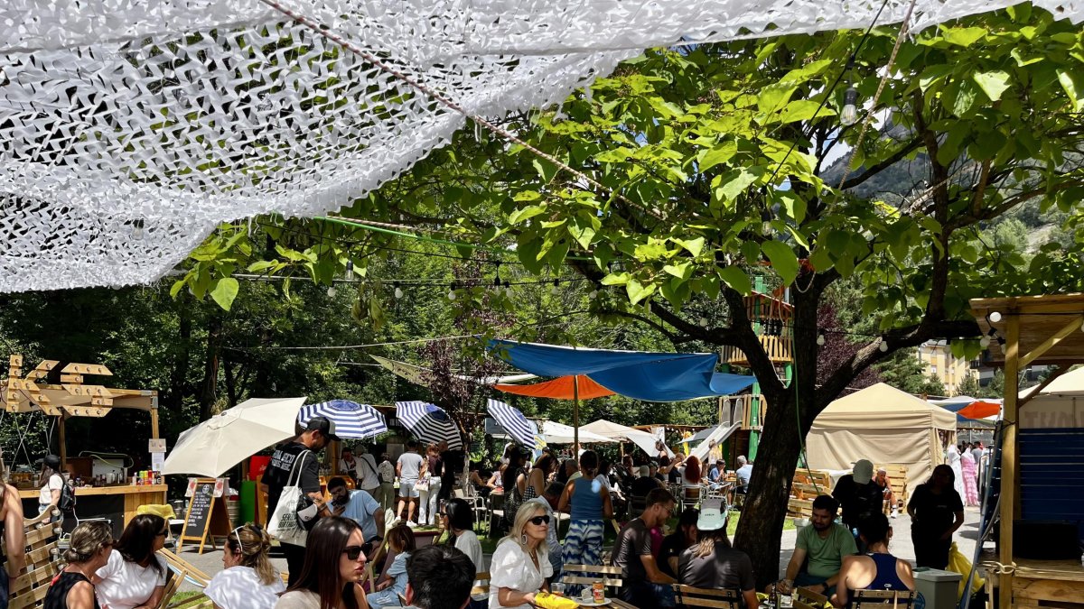 Visitants a la Serenalla Market avui.