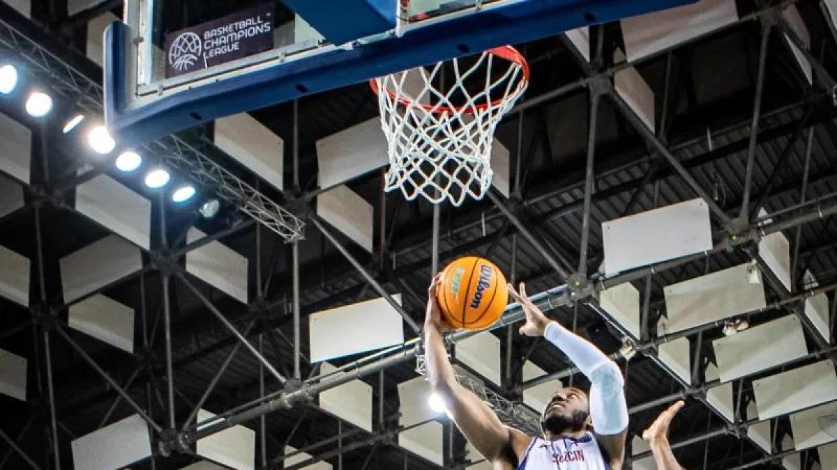 Morris Udeze capturant un rebot.