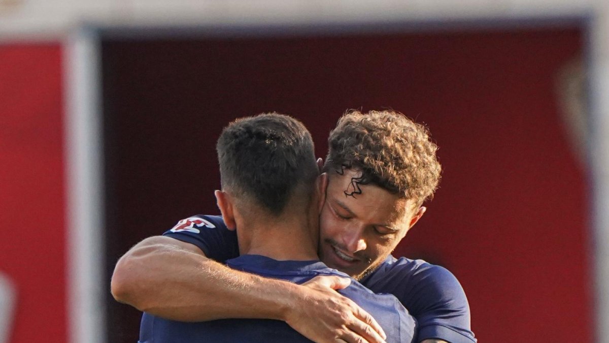 Diego Alende felicita Merquelanz, que va fer el primer gol contra el Zamora.