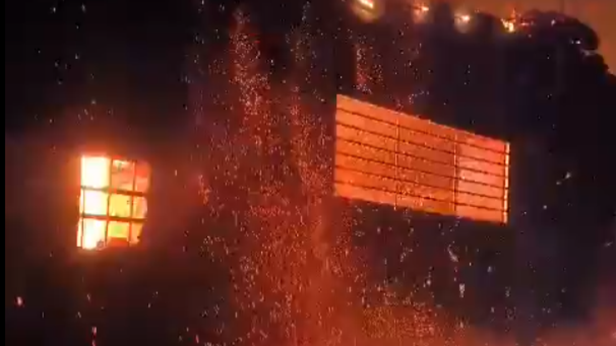 Les flames cremen un poble de Castella i Lleó.