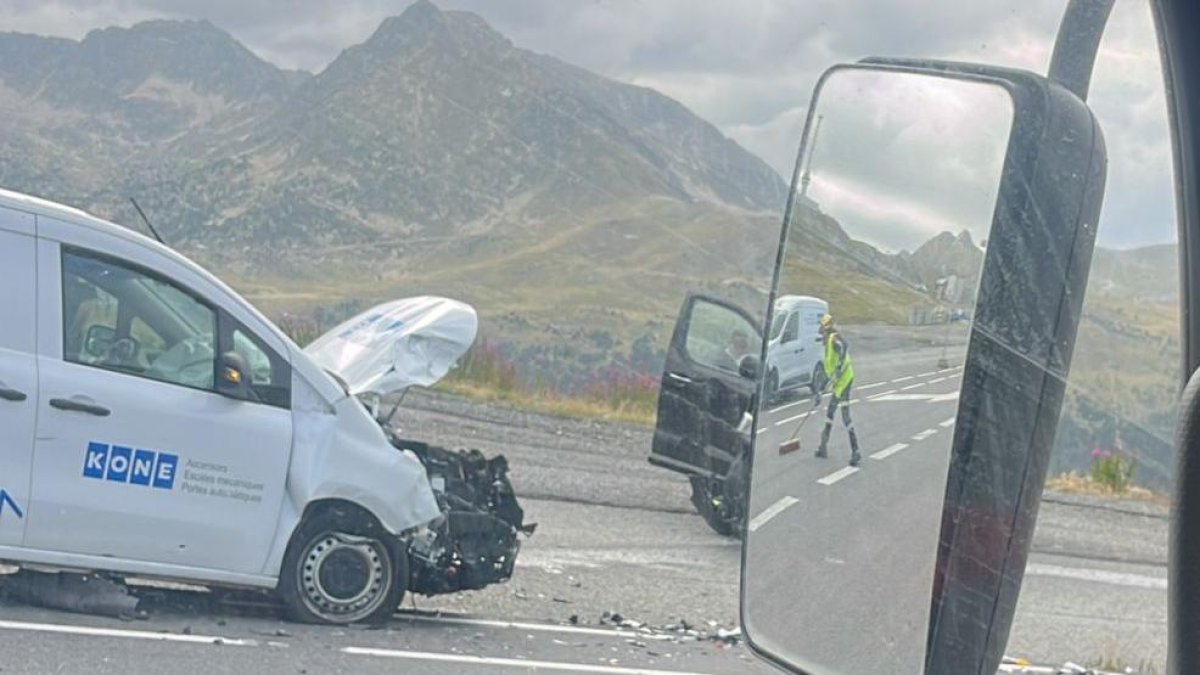 El vehicle amb la part davantera destrossada després de l'accident al Pas.