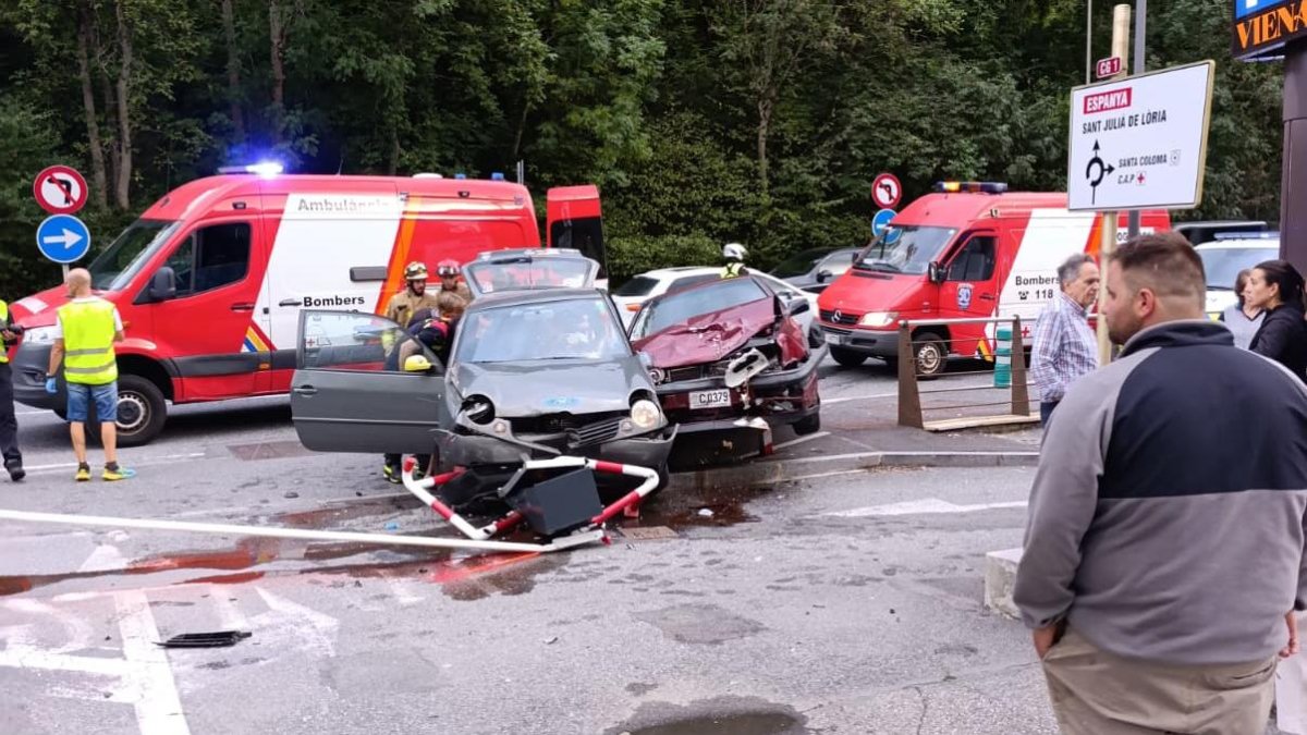 Els dos vehicles accidentats abans d'arribar a la rotonda de Prat Salit.