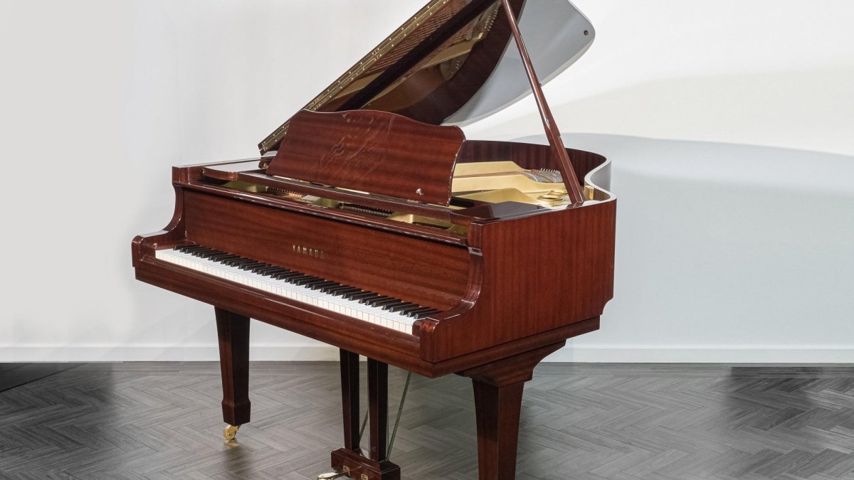 Un piano Yamaha G1.