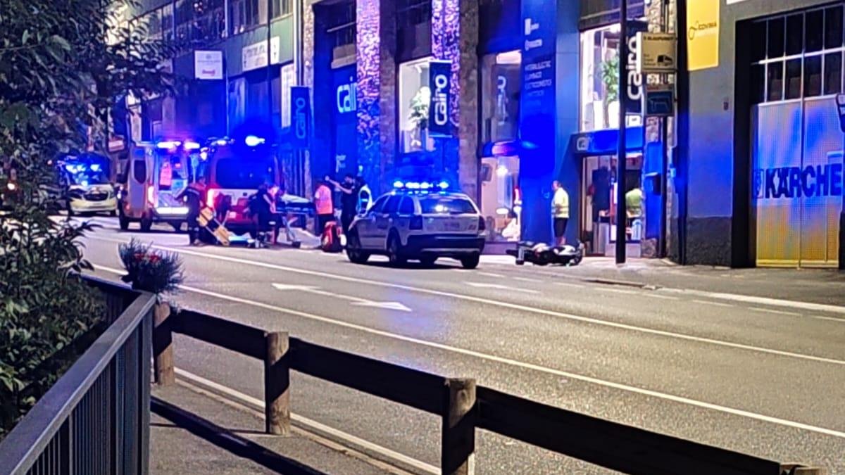 El motorista accidentat a l'avinguda Salou rep atenció dels serveis d'emergència