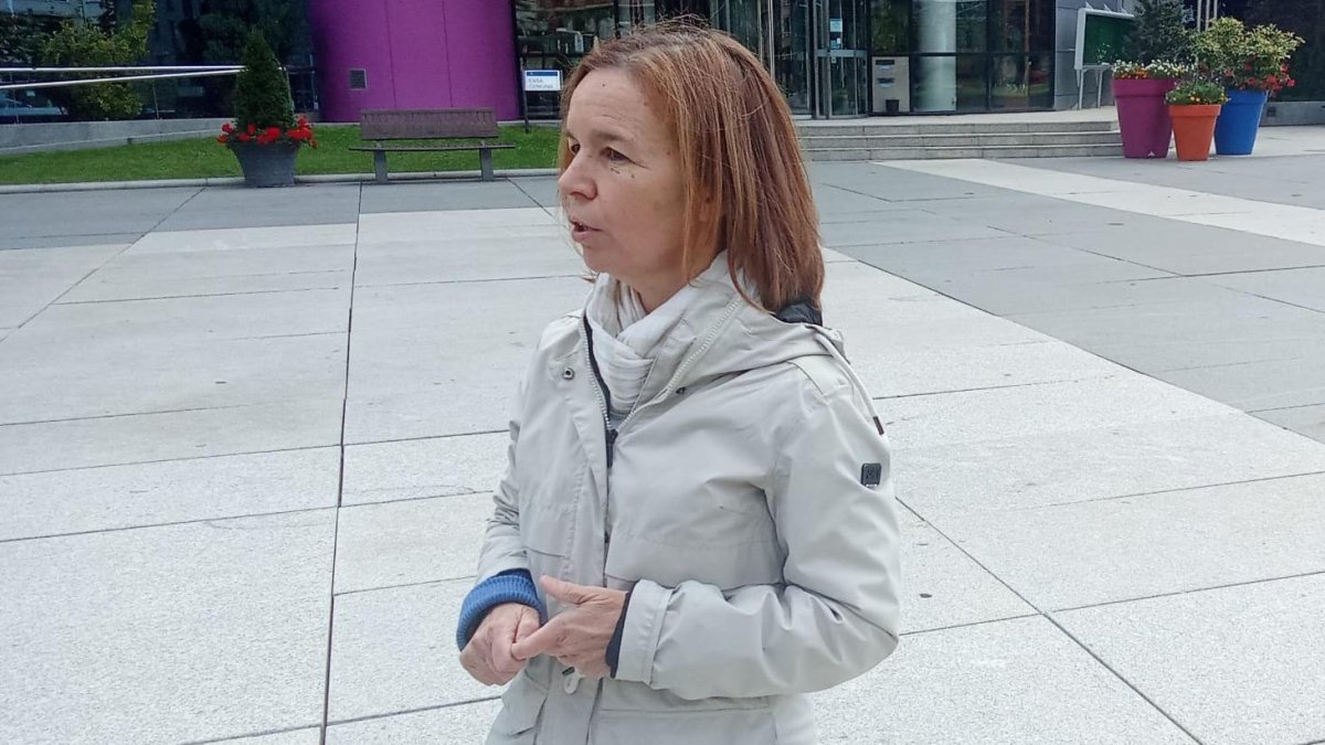 La consellera del grup Avancem, Marta Pujol, davant del comú d'Encamp.