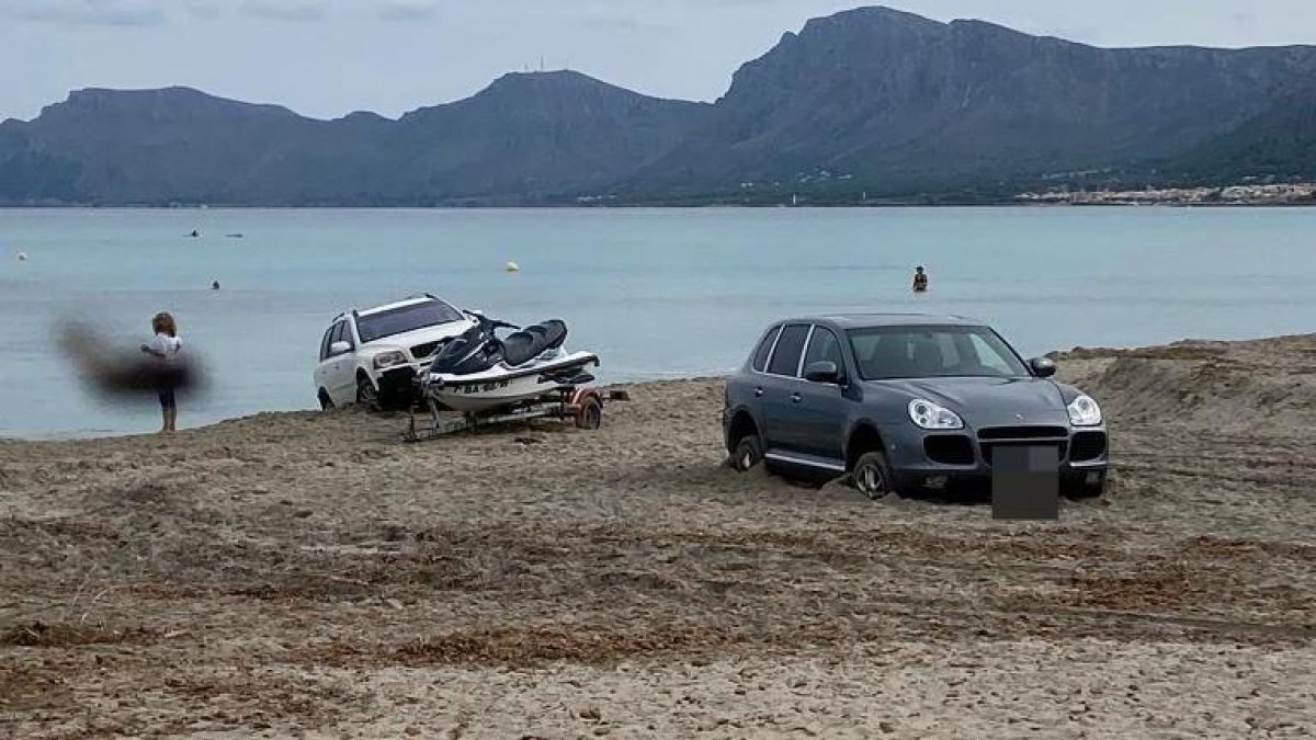 Els cotxes encallats a Son Serra de Marina