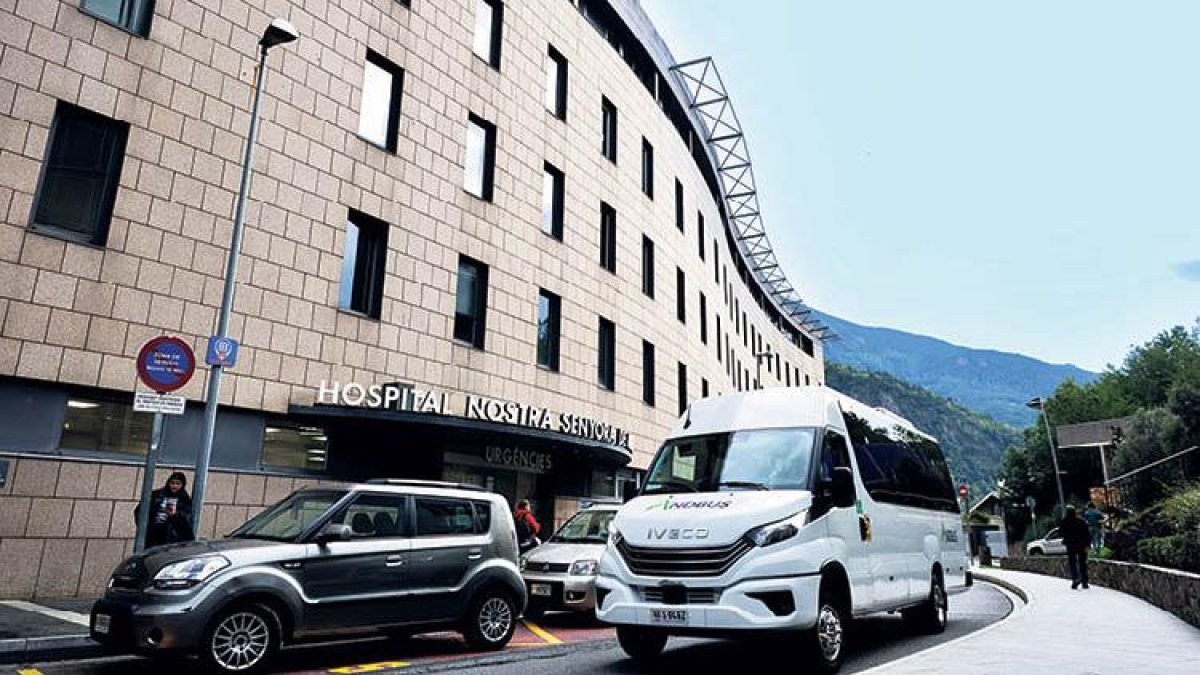 El bus de la nova línia interparroquial a la porta de l’hospital.