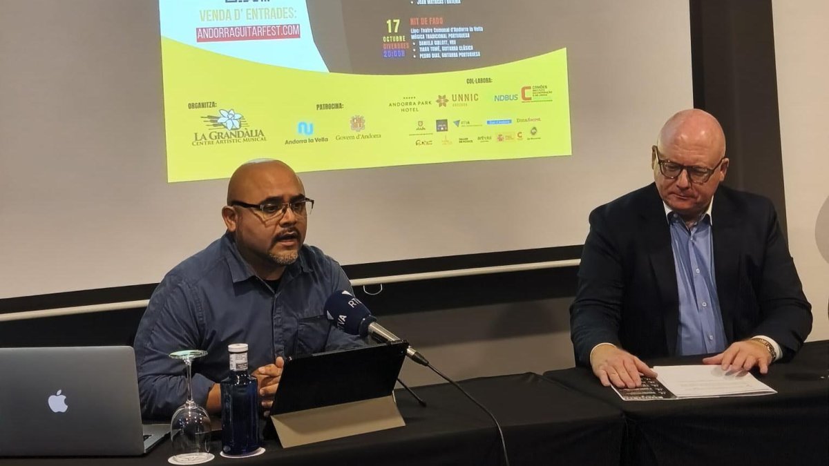 El director artístic del Festival, Manuel Alonso, i el cònsol portuguès, Duarte Rocha, en la presentació de l'Andorra Guitar Fest.