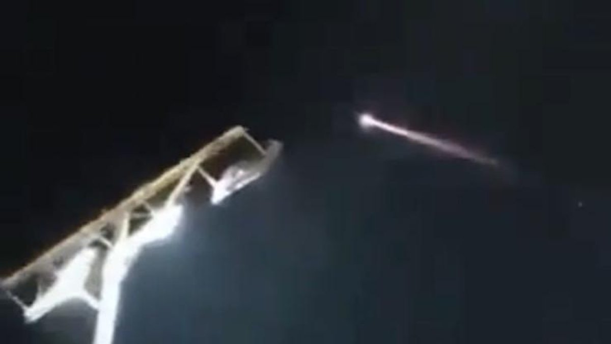 Un meteorit sobrevola el cel d'Indonesia