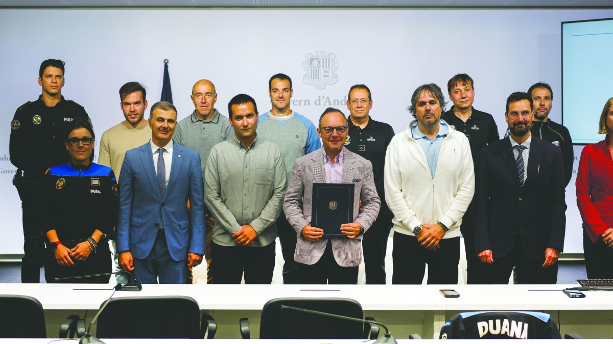 El cap de Govern, Xavier Espot, el ministre de Funció Pública, Marc Rossell, i els representants sindicals.