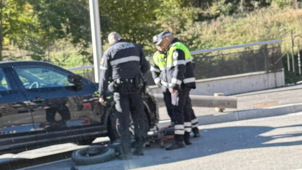 La policia i agents de circulació al lloc dels fets