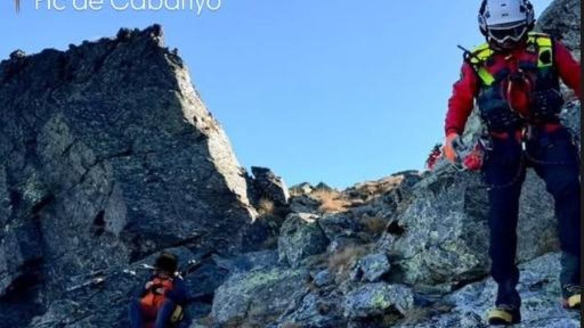 L'excursionista lesionat amb un bomber del grup de rescat de muntanya.
