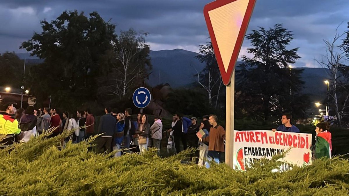 Manifestants a la rotonda de la Seu.
