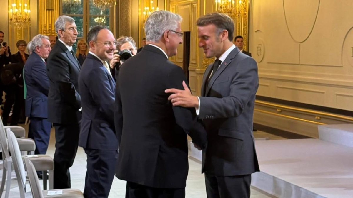 El Copríncep fracès Emmanuel Macron, amb l'excopríncep episcopal, Joan-Enric Vives a l'Elisi.