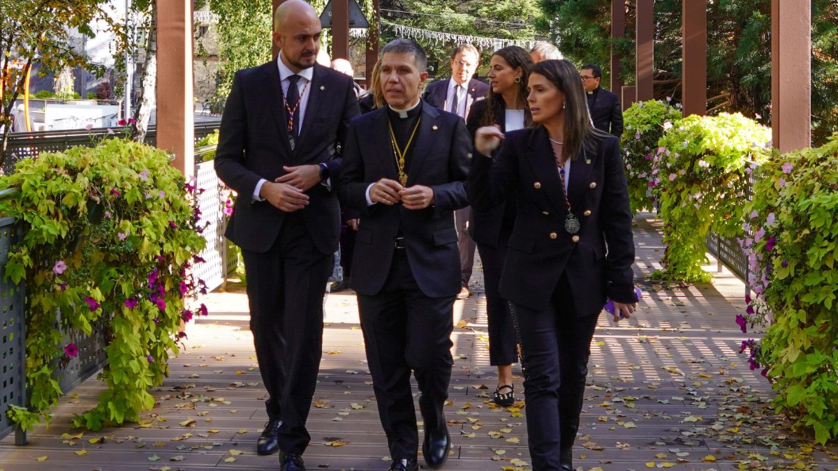 Serrano i els cònsols d'Encamp, durant una visita a la parròquia.