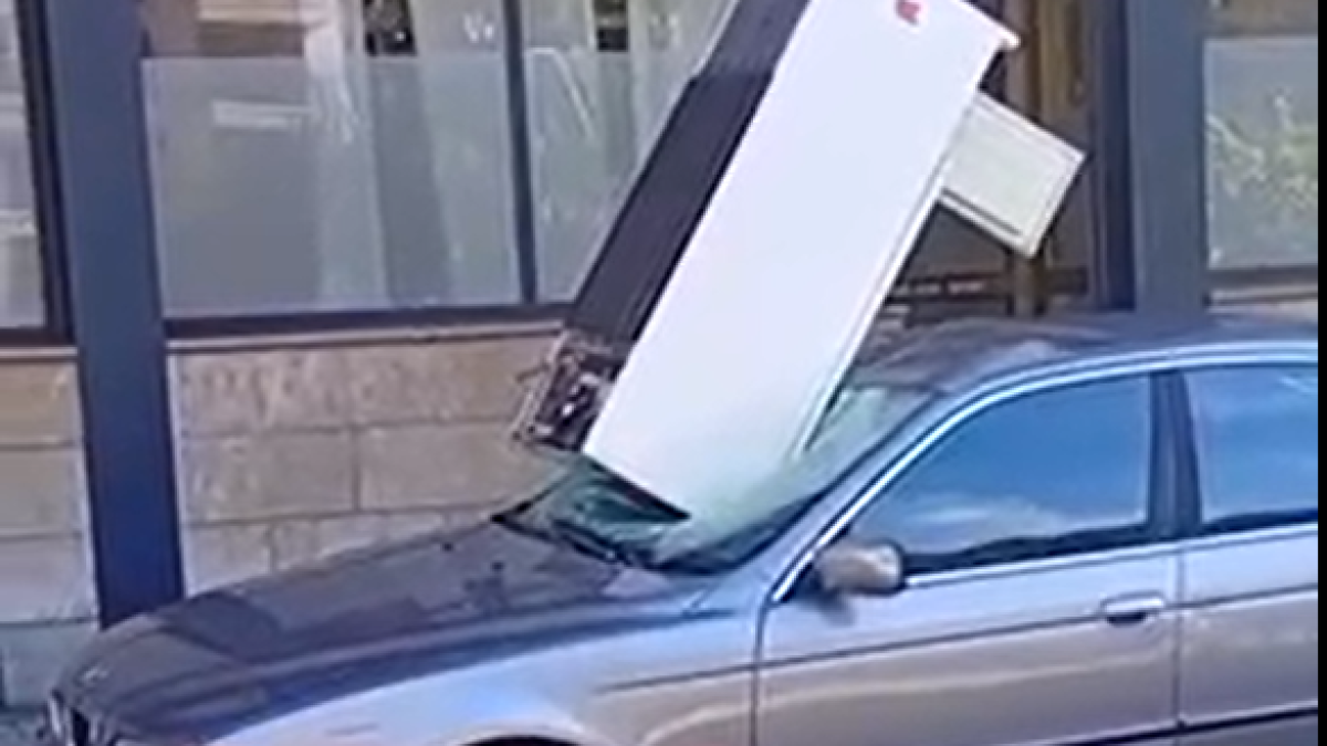Una nevera impacta en un cotxe