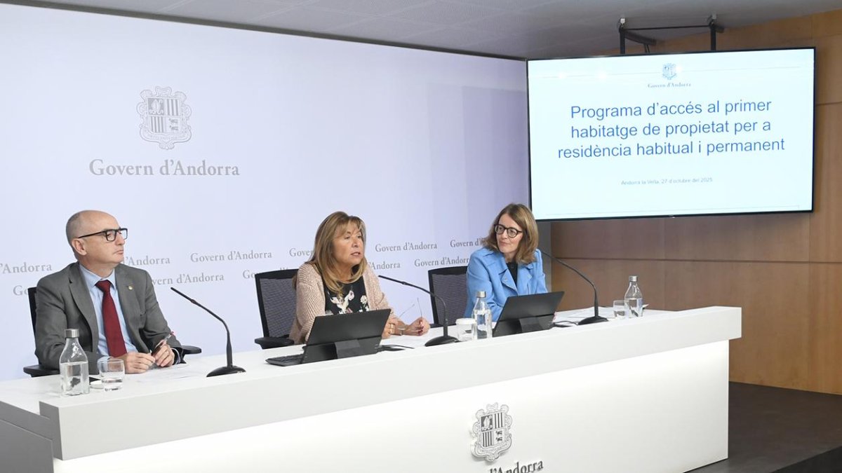 Els ministres de Finances i Presidència, Economia, Treball i Habitatge, Ramon Lladó i Conxita Marsol; i la directora general d'Andorra Banking, Esther Puigcercós, durant la presentació del programa.