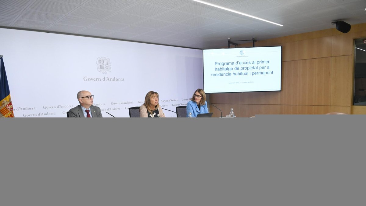 Els ministres de Finances i Presidència, Economia, Treball i Habitatge, Ramon Lladó i Conxita Marsol; i la directora general d'Andorra Banking, Esther Puigcercós, durant la presentació del programa.