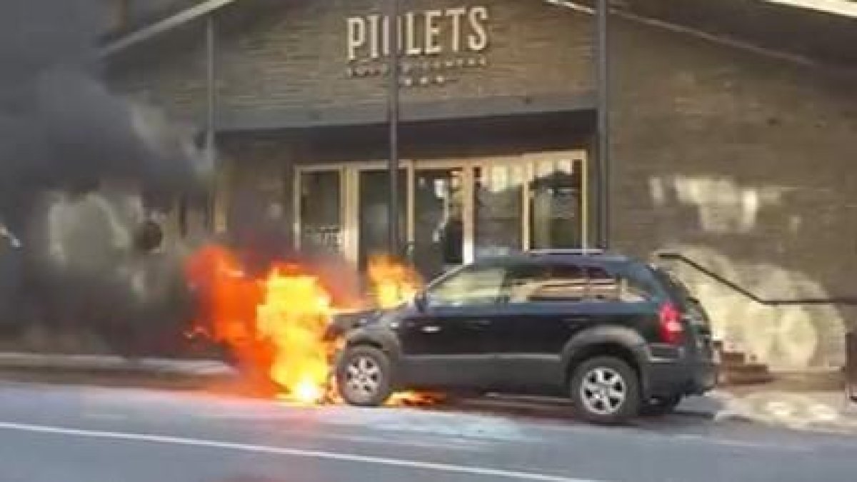 Un cotxe s'incendia a Soldeu.