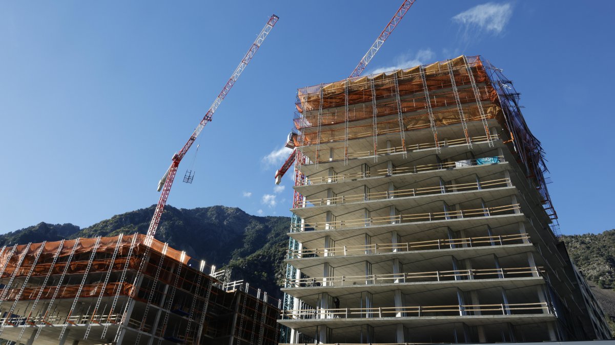 Un edifici en construcció a la vall central.