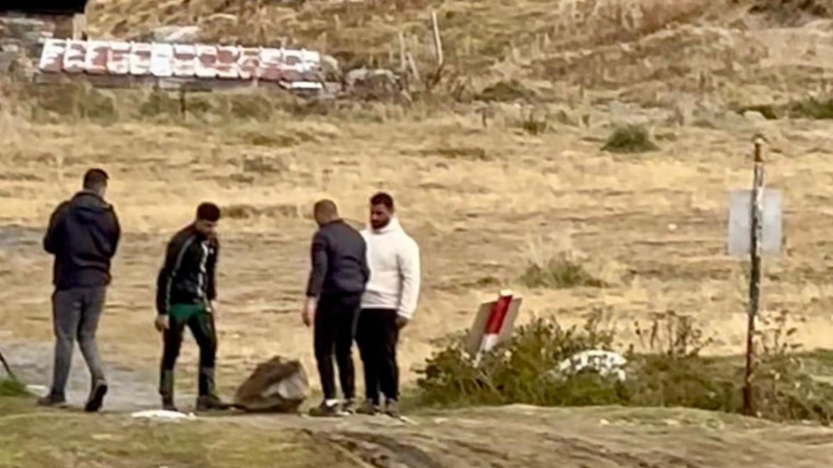 Contrabandistes bloquegen amb pedres l'accés a cotxes policials