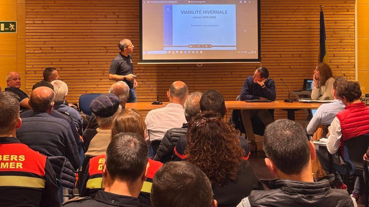 Agents de Protecció Civil, durant la reunió anual de viabilitat hivernal