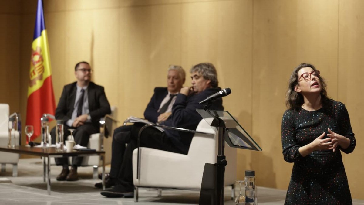 Marta Villaverde en la ponència al seminari sobre tràfic d'éssers humans organitzat pel raonador a Andorra