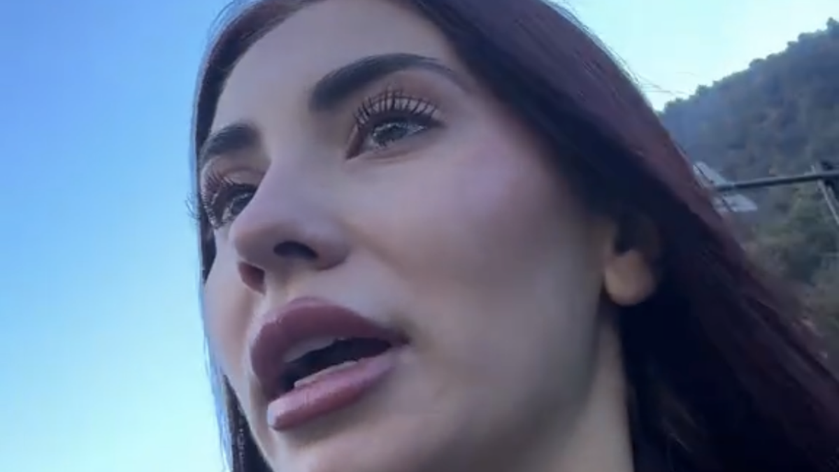 Influencer denuncia multa per una terrassa.